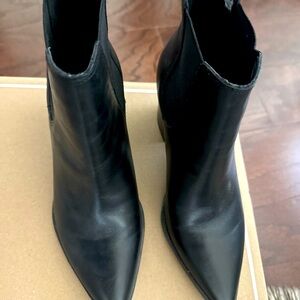 Ankle boots black. Elastic inserts on the sides